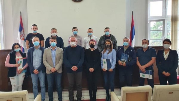 ПОМОЋ ДРЖАВЕ И ОПШТИНЕ: За запошљавање у Петровцу на Млави 3,9 милиона ПОМОЋ ДРЖАВЕ И ОПШТИНЕ: За запошљавање у Петровцу на Млави 3,9 милиона