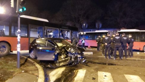 GRDOSIJU OD 10 TONA NE MOŽE DA ODGURA AUTO: Otac Bojana Peraća tvrdi da vozač pežoa nije jedini kriv za smrt njegovog sina GRDOSIJU OD 10 TONA NE MOŽE DA ODGURA AUTO: Otac Bojana Peraća tvrdi da vozač pežoa nije jedini kriv za smrt njegovog sina