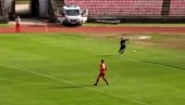 КОМИЧНА СЦЕНА У КРАГУЈЕВЦУ: Раднички примио гол који је све насмејао (ВИДЕО) КОМИЧНА СЦЕНА У КРАГУЈЕВЦУ: Раднички примио гол који је све насмејао (ВИДЕО)