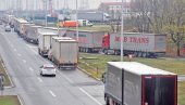 TERETNJACI ZAGLAVLJENI NA GRANICI: Kod Šida čekaju 11 sati, na Horgošu osam TERETNJACI ZAGLAVLJENI NA GRANICI: Kod Šida čekaju 11 sati, na Horgošu osam