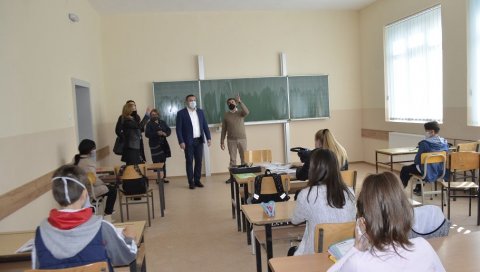 РЕНОВИРА СЕ ШКОЛА У ГРАЧАНИЦИ: Председник општине обишао радове у установи Миладин Митић РЕНОВИРА СЕ ШКОЛА У ГРАЧАНИЦИ: Председник општине обишао радове у установи Миладин Митић