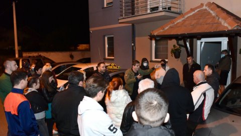 СТАНОВИ ХЛАДНИ, У МРАКУ ДАНИМА: Протест станара због искључења струје у зградама на Угриновачком путу 32. део СТАНОВИ ХЛАДНИ, У МРАКУ ДАНИМА: Протест станара због искључења струје у зградама на Угриновачком путу 32. део