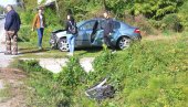 AUTOMOBILOM SLETEO U JARAK: Saobraćajna nesreća na putu Kraljevo-Kragujevac (FOTO) AUTOMOBILOM SLETEO U JARAK: Saobraćajna nesreća na putu Kraljevo-Kragujevac (FOTO)