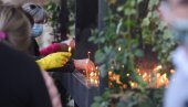 БЕОГРАЂАНИ ПОХРЛИЛИ У РУЖИЦУ: Црква на Калемегдану примила вернике на велики празник - гужва мања него иначе (ФОТО) БЕОГРАЂАНИ ПОХРЛИЛИ У РУЖИЦУ: Црква на Калемегдану примила вернике на велики празник - гужва мања него иначе (ФОТО)