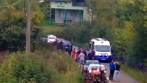 ЧЕТРНАЕСТОГОДИШЊАК ЈУГОМ СЛЕТЕО СА ПУТА: Двоје малолетника повређено, један тешко (ФОТО) ЧЕТРНАЕСТОГОДИШЊАК ЈУГОМ СЛЕТЕО СА ПУТА: Двоје малолетника повређено, један тешко (ФОТО)