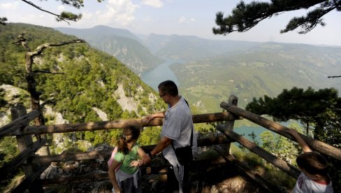 TAKSE ZA AUTOMOBILE NA TARI: Pobunili se Užičani i Bajinobaštani, oslobađaju ih nameta