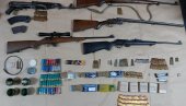 ODUZETO 5 PUŠAKA, DVE BOMBE I MUNICIJA Budvanka uhapšena zbog arsenala oružja ODUZETO 5 PUŠAKA, DVE BOMBE I MUNICIJA Budvanka uhapšena zbog arsenala oružja
