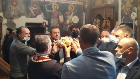 У ГРАЧАНИЦИ ОБЕЛЕЖЕНА СЛАВА СНС: Славски колач пресечен у манастиру У ГРАЧАНИЦИ ОБЕЛЕЖЕНА СЛАВА СНС: Славски колач пресечен у манастиру