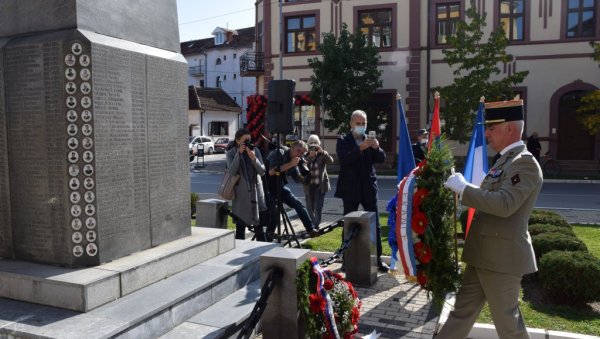 ФРАНЦУЗИ И СРБИ ОДАЛИ ПОЧАСТ ИЗГИНУЛИМ ЈУНАЦИМА: Пријатељство два народа негује се већ 102 године ФРАНЦУЗИ И СРБИ ОДАЛИ ПОЧАСТ ИЗГИНУЛИМ ЈУНАЦИМА: Пријатељство два народа негује се већ 102 године
