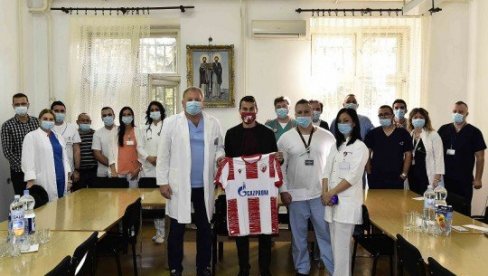 HUMANI GEST CRVENE ZVEZDE: Crveno-beli podelili sezonske ulaznice doktorima u Pančevu HUMANI GEST CRVENE ZVEZDE: Crveno-beli podelili sezonske ulaznice doktorima u Pančevu
