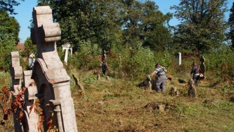УРЕЂУЈУ СПОМЕН-ГРОБЉЕ У БЕЛОЈ ЦРКВИ: Споменике Немаца и Јевреја очистили од шибља УРЕЂУЈУ СПОМЕН-ГРОБЉЕ У БЕЛОЈ ЦРКВИ: Споменике Немаца и Јевреја очистили од шибља