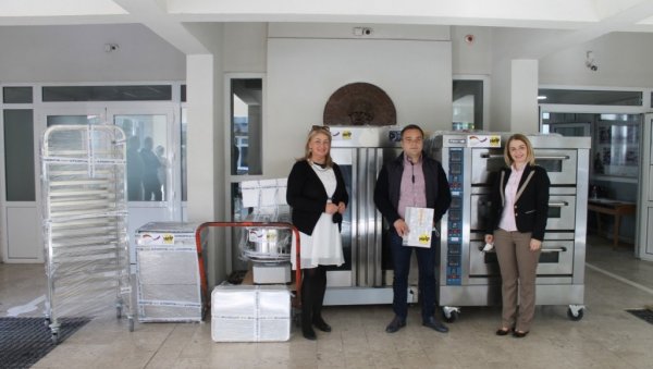 ЂАЧКА КУХИЊА НА ДАР: Основна школа Вук Караџић из Врања добила донацију вредну готово милион и 200.000 динара ЂАЧКА КУХИЊА НА ДАР: Основна школа Вук Караџић из Врања добила донацију вредну готово милион и 200.000 динара