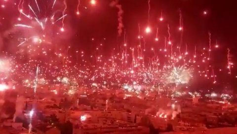 ТОРЦИДА ЗАПАЛИЛА НЕБО ИЗНАД СПЛИТА: Овако је у поноћ прославила 70. рођендан! (ВИДЕО) ТОРЦИДА ЗАПАЛИЛА НЕБО ИЗНАД СПЛИТА: Овако је у поноћ прославила 70. рођендан! (ВИДЕО)