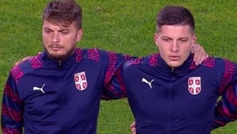 NE KRIJU SE: Reprezentativac Srbije zamenio Sofiju sa ženom sa dva deteta! (FOTO) NE KRIJU SE: Reprezentativac Srbije zamenio Sofiju sa ženom sa dva deteta! (FOTO)