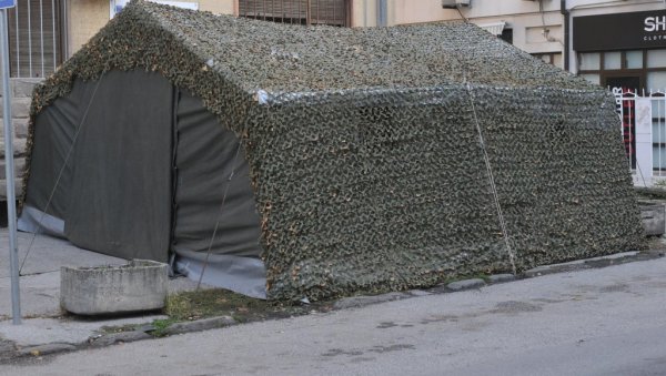 ВОЈСКА ПОСТАВЉА ШАТОРЕ ИСПРЕД БОЛНИЦЕ: У Краљеву припрема за пораст броја заражених вирусом корона (ФОТО) ВОЈСКА ПОСТАВЉА ШАТОРЕ ИСПРЕД БОЛНИЦЕ: У Краљеву припрема за пораст броја заражених вирусом корона (ФОТО)