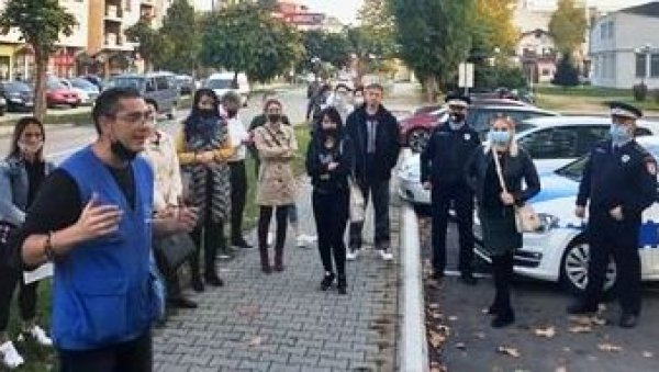 ВРАТИМО ДЕЦУ У ШКОЛЕ: Родитељи из Модриче протестују већ трећи дан (ФОТО) ВРАТИМО ДЕЦУ У ШКОЛЕ: Родитељи из Модриче протестују већ трећи дан (ФОТО)