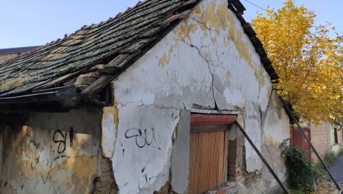 ДОК СЕ ВЛАСНИЦИ ДОГОВОРЕ, КУЋА СЕ СРУШИ: Оронула здања, којa је зуб времена начео, а немар допринео, прете Зрењанинцима ДОК СЕ ВЛАСНИЦИ ДОГОВОРЕ, КУЋА СЕ СРУШИ: Оронула здања, којa је зуб времена начео, а немар допринео, прете Зрењанинцима