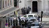 ВИКАО АЛАХУ АКБАР ПРЕ КРВОПРОЛИЋА: Нападач одрубио главе двема жртвама? ВИКАО АЛАХУ АКБАР ПРЕ КРВОПРОЛИЋА: Нападач одрубио главе двема жртвама?