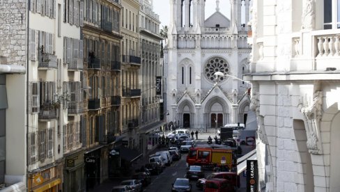 KRVAV DAN ZA FRANCUSKU: Terorista iz Nice u Francusku došao preko Italije (FOTO/VIDEO) KRVAV DAN ZA FRANCUSKU: Terorista iz Nice u Francusku došao preko Italije (FOTO/VIDEO)