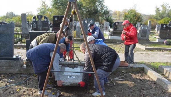 НЕЗАПАМЋЕН ВАНДАЛИЗАМ У ОПОВУ: Непознати починиоци порушили и поломили десетак надгробних споменика НЕЗАПАМЋЕН ВАНДАЛИЗАМ У ОПОВУ: Непознати починиоци порушили и поломили десетак надгробних споменика