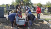 NEZAPAMĆEN VANDALIZAM U OPOVU: Nepoznati počinioci porušili i polomili desetak nadgrobnih spomenika