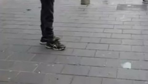 УЗНЕМИРУЈУЋ ВИДЕО ИЗ НИЦЕ: Тренутак када је све почело, људи беже од нападача УЗНЕМИРУЈУЋ ВИДЕО ИЗ НИЦЕ: Тренутак када је све почело, људи беже од нападача