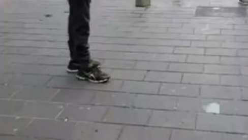 УЗНЕМИРУЈУЋ ВИДЕО ИЗ НИЦЕ: Тренутак када је све почело, људи беже од нападача УЗНЕМИРУЈУЋ ВИДЕО ИЗ НИЦЕ: Тренутак када је све почело, људи беже од нападача