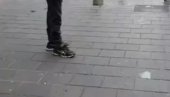 УЗНЕМИРУЈУЋ ВИДЕО ИЗ НИЦЕ: Тренутак када је све почело, људи беже од нападача УЗНЕМИРУЈУЋ ВИДЕО ИЗ НИЦЕ: Тренутак када је све почело, људи беже од нападача