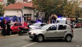 SAOBRAĆAJKA U MAKSIMA GORKOG: Automobil naleteo na motociklistu (FOTO) SAOBRAĆAJKA U MAKSIMA GORKOG: Automobil naleteo na motociklistu (FOTO)