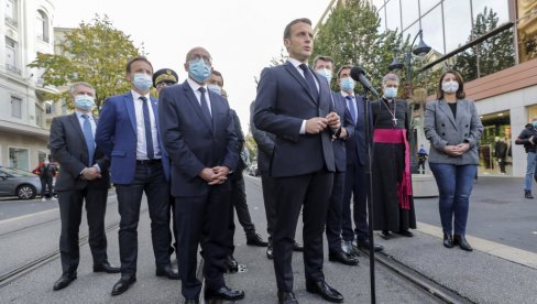 OPET SMO NA UDARU TERORISTA: Makron stigao u Nicu na mesto krvavog napada OPET SMO NA UDARU TERORISTA: Makron stigao u Nicu na mesto krvavog napada