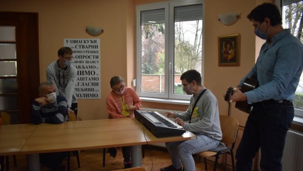 СЛЕПОМ ДРУГУ КУПИЛИ СИНТИСАЈЗЕР: Хуманост корисника Центра социјалне заштите “Наша кућа у Кикинди СЛЕПОМ ДРУГУ КУПИЛИ СИНТИСАЈЗЕР: Хуманост корисника Центра социјалне заштите “Наша кућа у Кикинди