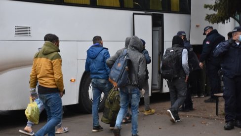 ДИСЛОКАЦИЈА МИГРАНТА ИЗ СОМБОРА: Више од 200 особа пребачено у прихватне центре на југу Србије ДИСЛОКАЦИЈА МИГРАНТА ИЗ СОМБОРА: Више од 200 особа пребачено у прихватне центре на југу Србије