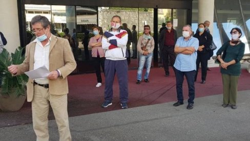 POSLODAVAC IM DUGUJE 800 GODINA RADNOG STAŽA: Još jedan protest nekadašnjih radnika Vektra Boke POSLODAVAC IM DUGUJE 800 GODINA RADNOG STAŽA: Još jedan protest nekadašnjih radnika Vektra Boke