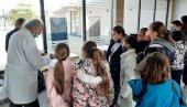 LIKOVNA KOLONIJA U SRPSKOM ITEBEJU: Učenici OŠ Miloš Crnjanski posetili umetnike i dali svoj doprinos (FOTO)