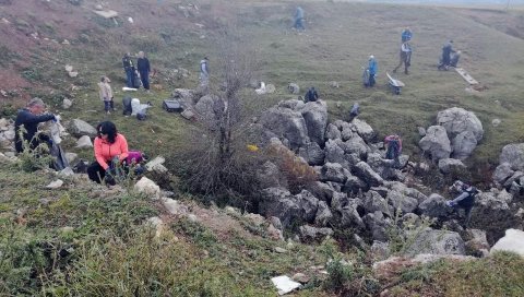 УКЛОЊЕНО 250 ЏАКОВА ЂУБРЕТА: Акција друштва за заштиту и проучавање птица и ТО Сјенице за чистији Пештер УКЛОЊЕНО 250 ЏАКОВА ЂУБРЕТА: Акција друштва за заштиту и проучавање птица и ТО Сјенице за чистији Пештер