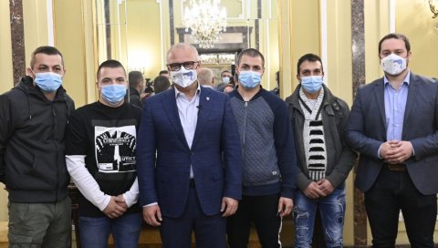 СПРЕМНИ ДА ОБНОВЕ МИЊИН СТАН: На апел хероја драме на Дорћолу јавили се бројни хумани људи да помогну повређеној девојчици и њеној породици СПРЕМНИ ДА ОБНОВЕ МИЊИН СТАН: На апел хероја драме на Дорћолу јавили се бројни хумани људи да помогну повређеној девојчици и њеној породици