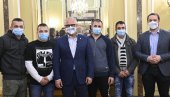 SPREMNI DA OBNOVE MINJIN STAN: Na apel heroja drame na Dorćolu javili se brojni humani ljudi da pomognu povređenoj devojčici i njenoj porodici