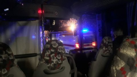 СКРЕНУО У СУПРОТНУ ТРАКУ: У саобраћајној несрећи повређено 18 особа СКРЕНУО У СУПРОТНУ ТРАКУ: У саобраћајној несрећи повређено 18 особа