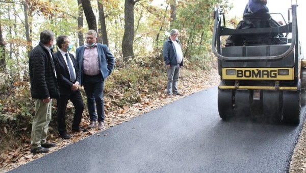 АСФАЛТ ДАЈЕ НАДУ ВИШЕ: Радост за село али и за 20 ђака пешака у Малешевцима код Угљевика АСФАЛТ ДАЈЕ НАДУ ВИШЕ: Радост за село али и за 20 ђака пешака у Малешевцима код Угљевика