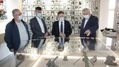 БРИГА ЗА ПРИМЕР: Савчић и Перић посетили спомен-собу погинулим борцима Угљевика БРИГА ЗА ПРИМЕР: Савчић и Перић посетили спомен-собу погинулим борцима Угљевика