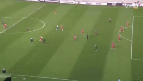 NAJBOLJI SLOBODNJAK U SEZONI: Magičan gol sa svoje polovine (VIDEO) NAJBOLJI SLOBODNJAK U SEZONI: Magičan gol sa svoje polovine (VIDEO)