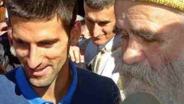 НОВАК ЈЕ ВЕОМА ЦЕНИО МИТРОПОЛИТА АМФИЛОХИЈА: То доказује и ова фотографија, а иза ње се крије хумана прича НОВАК ЈЕ ВЕОМА ЦЕНИО МИТРОПОЛИТА АМФИЛОХИЈА: То доказује и ова фотографија, а иза ње се крије хумана прича