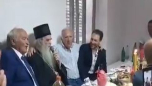 КАД СЕ ВОЈСКА НА КОСОВО ВРАТИ! Овако је Митрополит Амфилохије певао чувену СРПСКУ ПЕСМУ (ВИДЕО) КАД СЕ ВОЈСКА НА КОСОВО ВРАТИ! Овако је Митрополит Амфилохије певао чувену СРПСКУ ПЕСМУ (ВИДЕО)