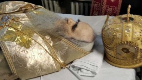 MIRNO SPAVAJ, ĐEDO NAŠ: Amfilohije na večni počinak u svešteničkoj odori, mitra položena iznad glave (FOTO) MIRNO SPAVAJ, ĐEDO NAŠ: Amfilohije na večni počinak u svešteničkoj odori, mitra položena iznad glave (FOTO)
