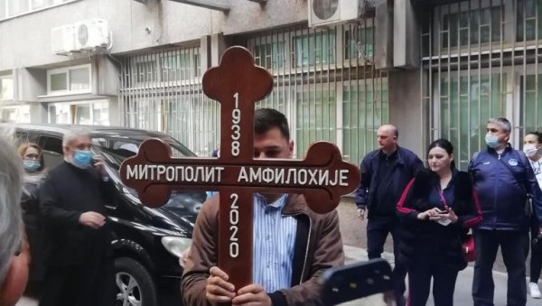 НАЈТУЖНИЈА СЦЕНА ДАНА: Свештеници изнели ковчег са телом митрополита Амфилохија (ФОТО) НАЈТУЖНИЈА СЦЕНА ДАНА: Свештеници изнели ковчег са телом митрополита Амфилохија (ФОТО)