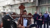 НАЈТУЖНИЈА СЦЕНА ДАНА: Свештеници изнели ковчег са телом митрополита Амфилохија (ФОТО) НАЈТУЖНИЈА СЦЕНА ДАНА: Свештеници изнели ковчег са телом митрополита Амфилохија (ФОТО)