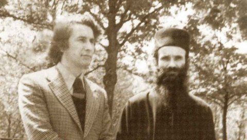 БИЛИ СУ БЛИСКИ ПРИЈАТЕЉИ: Фотографија Матије Бећковића и монаха Амфилохија на мало познатом светом српском месту БИЛИ СУ БЛИСКИ ПРИЈАТЕЉИ: Фотографија Матије Бећковића и монаха Амфилохија на мало познатом светом српском месту