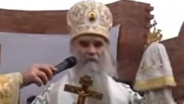 ТРЕНУТАК КАДА ЈЕ И АМФИЛОХИЈЕ ЗАПЛАКАО: Погледајте како је митрополит саопштио Србима да је преминуо патријарх Павле (ВИДЕО) ТРЕНУТАК КАДА ЈЕ И АМФИЛОХИЈЕ ЗАПЛАКАО: Погледајте како је митрополит саопштио Србима да је преминуо патријарх Павле (ВИДЕО)