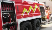 GORELA KUĆA U ZEMUNU: Vatrogasci hitno stigli na lice mesta, saobraćaj otežan GORELA KUĆA U ZEMUNU: Vatrogasci hitno stigli na lice mesta, saobraćaj otežan