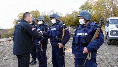 МИНИСТАР ВУЛИН У КОПНЕНОЈ ЗОНИ БЕЗБЕДНОСТИ: Угрожавање припадника српске полиције није прихватљиво (ФОТО) МИНИСТАР ВУЛИН У КОПНЕНОЈ ЗОНИ БЕЗБЕДНОСТИ: Угрожавање припадника српске полиције није прихватљиво (ФОТО)
